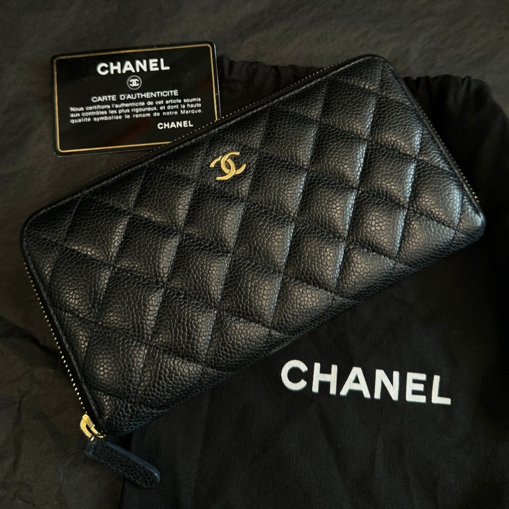 Auth CHANEL Caviar Diamond Quilted Wallet with Card and Hologram
